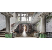 Innenansicht eines verlassenen Gebäudes mit Treppenhaus, Säulen und alten Türen