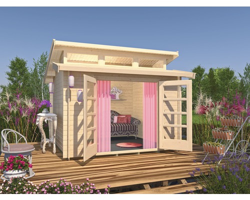 Gartenhaus mit geöffneten Türen auf einer Holzterrasse, umgeben von Pflanzen.