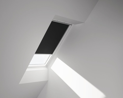 Dachfenster mit Verdunkelungsrollo im Interieur