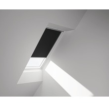 Dachfenster mit Verdunkelungsrollo in einem hellen Raum.
