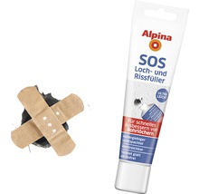 Alpina SOS Loch- und Rissfüller Tube neben einem mit Pflastern geflickten Loch