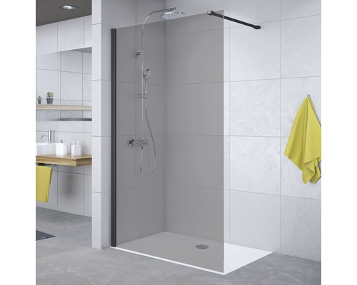 Begehbare Dusche mit Duschsystem in hellem Badezimmer
