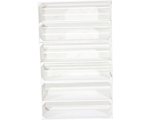 Drei weiße Holzkisten gestapelt