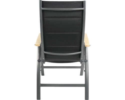 Rückansicht eines Gartenstuhls mit Aluminiumrahmen und Armlehnen aus Holz