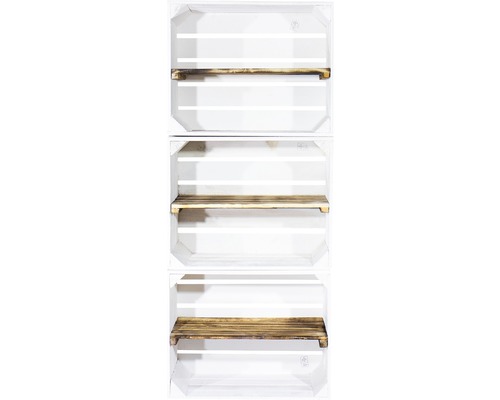 Drei weiße Holzkisten mit Regalböden