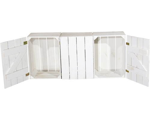 Drei weiße Holzkisten, davon zwei mit geöffneten Türen