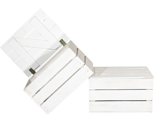 Drei weiße Holzkisten, eine mit Deckel