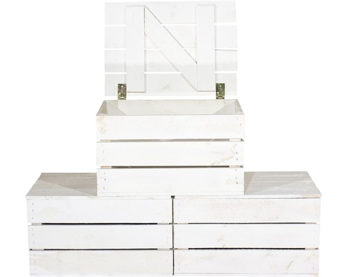 Weisse Holzkiste mit Deckel auf zwei weissen Holzkisten