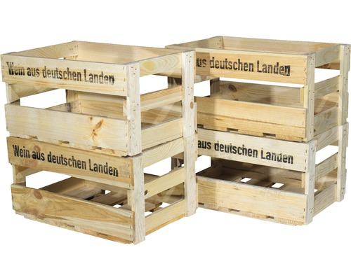 "Zwei gestapelte Weinkisten aus Holz mit der Aufschrift ""Wein aus deutschen Landen"""