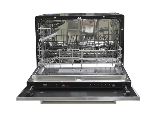 Offener Geschirrspüler mit Spülkörben