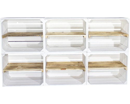 Sechs weiße Holzkisten mit Regalböden bilden ein Regal