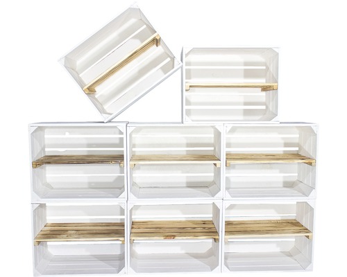 Mehrere weiße Holzkisten mit Regalböden gestapelt