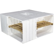 Quadratischer Couchtisch aus vier weißen Holzkisten mit Regalböden