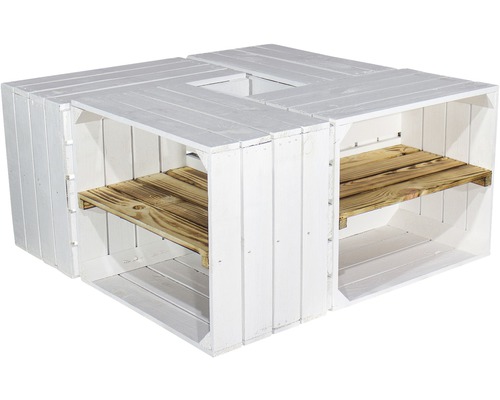 Quadratischer Couchtisch aus vier weißen Holzkisten mit Regalböden