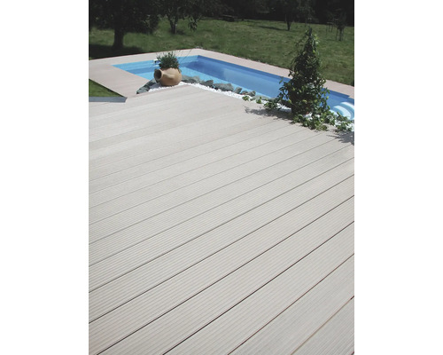 Terrassendielen aus Holz neben einem Pool im Garten.