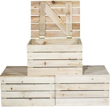 Holzkistenstapel mit offenem Deckel