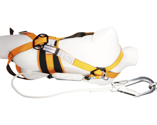 Auffanggurt mit Verbindungsmittel und Karabinerhaken an einer Schaufensterpuppe