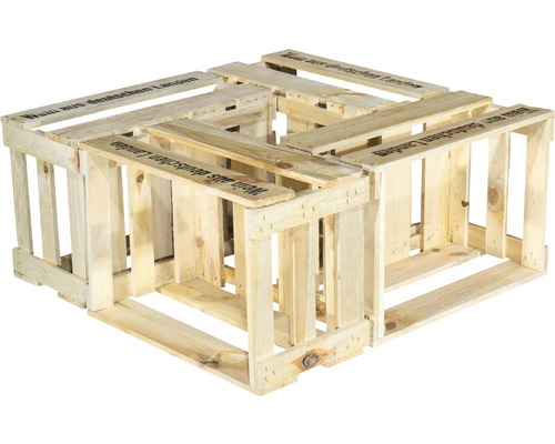 Holzmodulregal aus verbundenen Weinkisten mit der Aufschrift Wein aus deutschen Landen