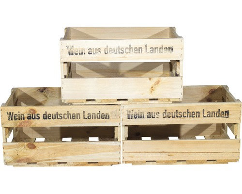 Stapel aus drei Holzkisten mit der Aufschrift Wein aus deutschen Landen