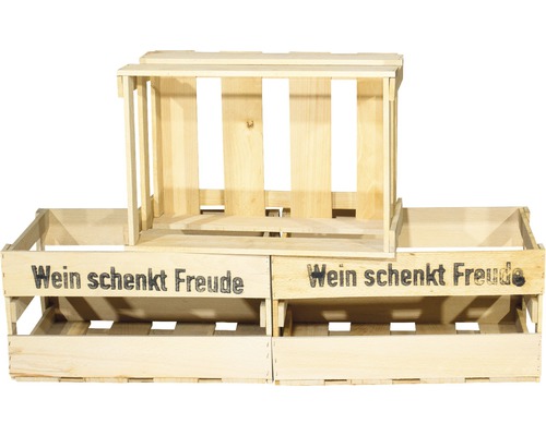 Stapel aus Holzkisten mit dem Aufdruck Wein schenkt Freude