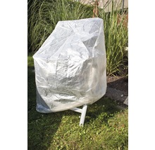 Abgedeckter Gartenstuhl mit transparenter Schutzhülle im Garten