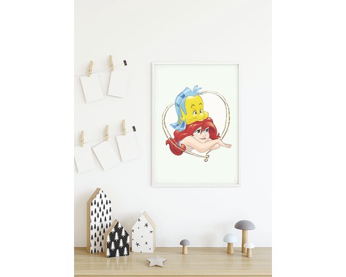 Gerahmtes Bild von Arielle und Fabius an einer weißen Wand