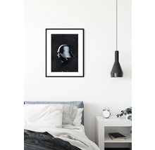 Gerahmtes Poster mit Darth Vader-Helm über einem Bett