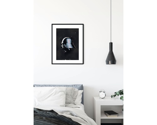 Gerahmtes Poster mit Darth Vader-Helm über einem Bett