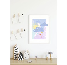 Dekoratives Kinderzimmer mit gerahmtem Sonnen- und Wolkenbild an der Wand