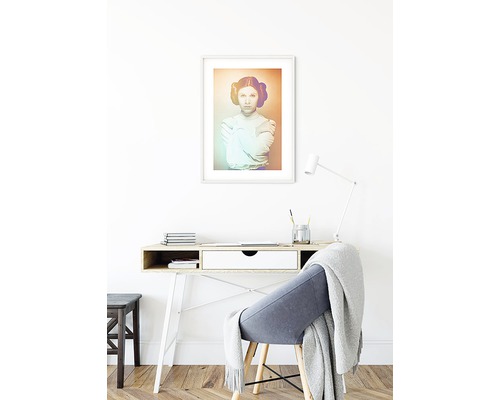 Dekoratives Zimmer mit Schreibtisch, Stuhl und gerahmtem Porträt