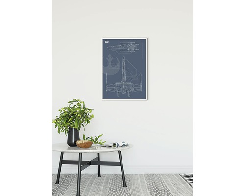 Gerahmtes Wandbild mit Star Wars X-Flügler Bauplan auf einem Tisch