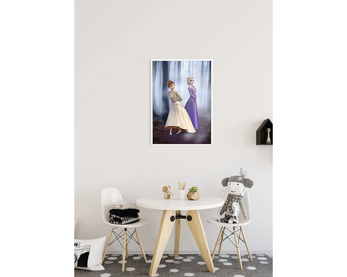 Gerahmtes Poster mit Anna und Elsa aus Frozen an einer Zimmerwand