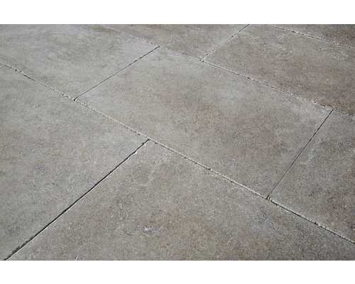 Rechteckige Steinzeugfliesen verlegt