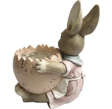 Dekorative Hasenfigur mit Eierschale als Pflanzgefäß