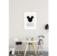 Kinderzimmer mit Tisch, Stühlen und gerahmtem Mickey Mouse Wandbild
