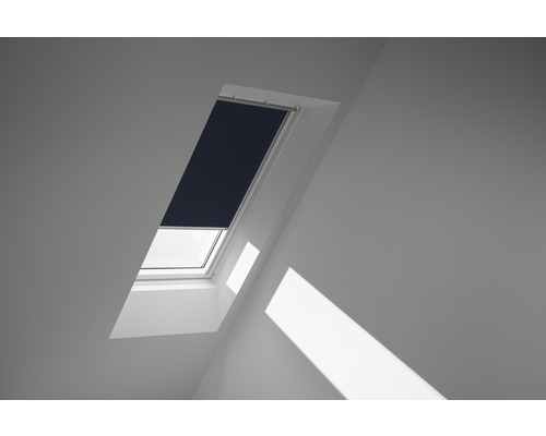 VELUX Verdunkelungsrollo uni dunkelblau manuell DJ 043 1100S Dachfenster mit Verdunkelungsrollo im Raum