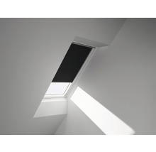 Dachfenster mit Verdunkelungsrollo in einem hellen Raum.