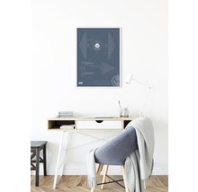 Dekoratives Büro mit Star Wars Wandbild über einem Schreibtisch.