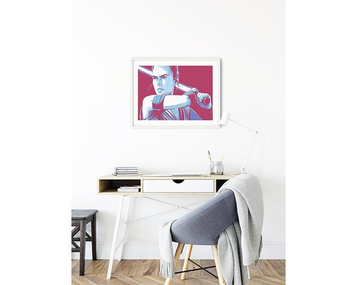 Arbeitszimmer mit Schreibtisch, Stuhl und gerahmtem Star Wars Kunstdruck