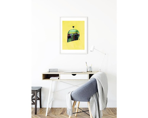 Dekoratives Bild mit dem Helm eines Kopfgeldjägers im Rahmen über einem Schreibtisch