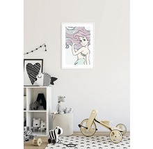 Kinderzimmer mit Wandbild einer Meerjungfrau, Regal, Spielzeug und Holzlaufrad