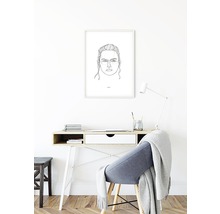 Arbeitszimmer mit Schreibtisch, Stuhl und gerahmtem Kunstwerk