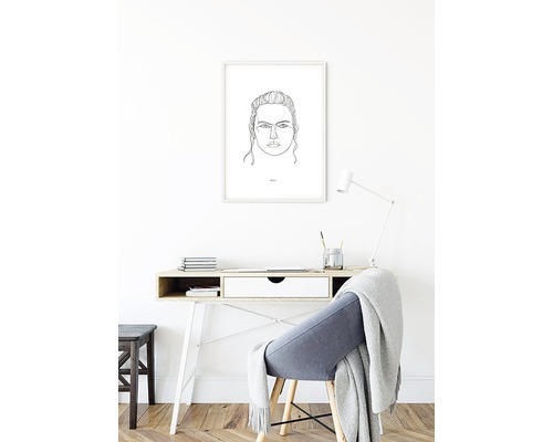 Arbeitszimmer mit Schreibtisch, Stuhl und gerahmtem Kunstwerk