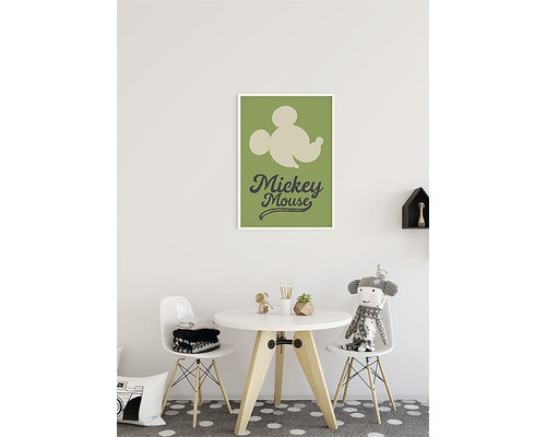 Kinderzimmer mit Tisch, Stühlen und einem gerahmten Mickey Mouse Poster