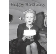 Schwarzweißfoto von Marilyn Monroe, die eine Geburtstagstorte mit Kerze hält und die Kerze ausbläst.