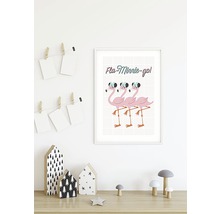 Dekoratives Poster mit Flamingos im Rahmen auf einem Tisch