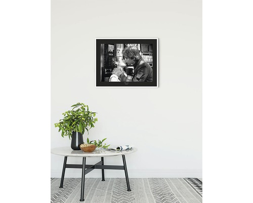 Schwarzweiß-Foto eines Paares in einem Rahmen über einem Tisch