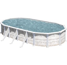Ovales Schwimmbecken mit Holzverkleidung und Wasserfüllung