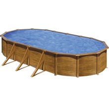 Ovaler Swimmingpool mit Holzverkleidung und blauem Wasser