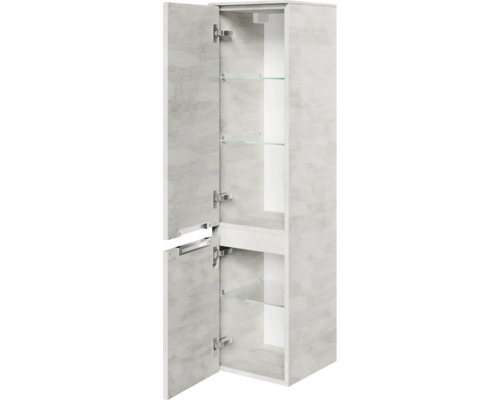 Offener Badezimmerschrank mit Glasablagen